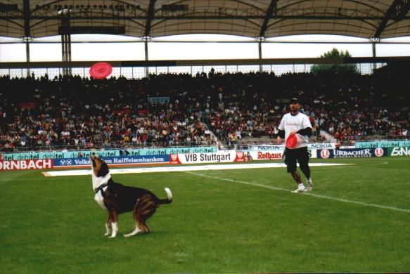 Hundefrisbee 1999 Pioniere Jochen Schleicher und Butch Cassidy bei einer Fussballhalbzeit Shop vor 60000 Zuschauern